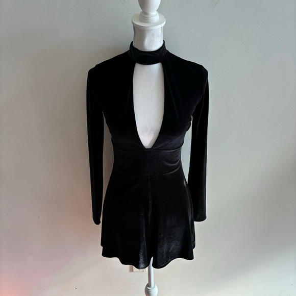 Express Women's Black Velvet Velour Plunging Neckline Long Sleeve Romper Size XS - Picture 4 of 10